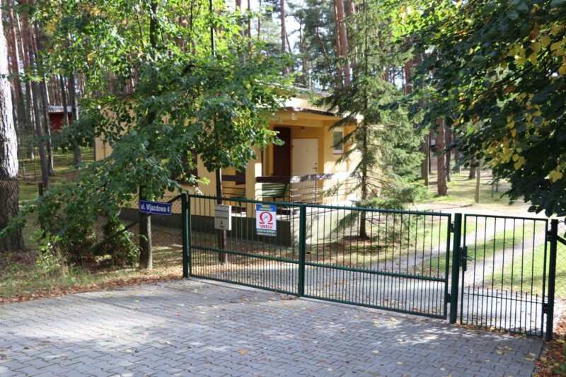 Brama wjazdowa Ośrodka Wypoczynkowego Sówka